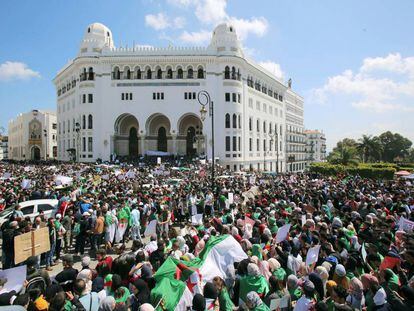 Manifestación de estudiantes contra el régimen argelino, este martes 16 de abril, en Argel.