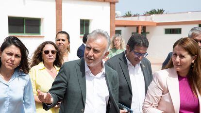 El ministro de Política Territorial y Memoria Democrática, Ángel Víctor Torres, el 12 de abril en la visita a una colonia agrícola penitenciaria del franquismo en Fuerteventura.