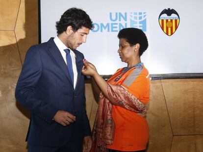 El jugador del Valencia Daniel Parejo y la directora de ONU Mujeres, Phumzile Mlambo-Ngcuka, en Nueva York.