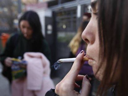 Una joven fumando un cigarro en Terrassa (Barcelona). En vídeo, aumenta el número de fumadores en España.