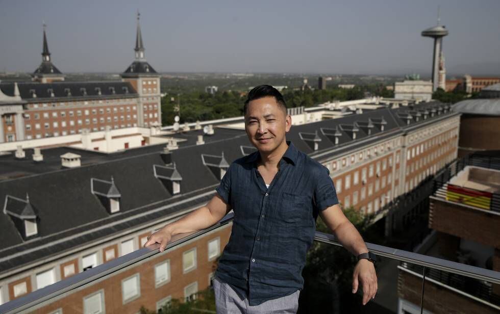 El escritor Viet Thanh Nguyen, posa para un retrato en Madrid.