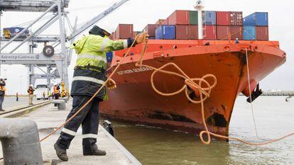Un operario lanza un cabo en el puerto de Amberes.
