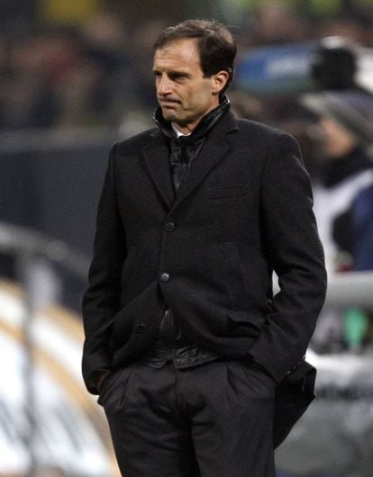 El entrenador del Milan, Massimiliano Allegri, observa el partido.