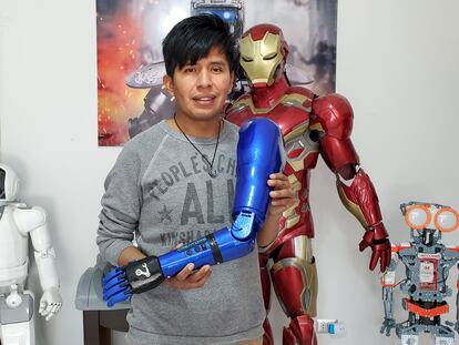 Roly Mamani sostiene una prótesis robótica de su creación en su taller en la comunidad de Achocalla, en La Paz (Bolivia), en agosto de 2022.