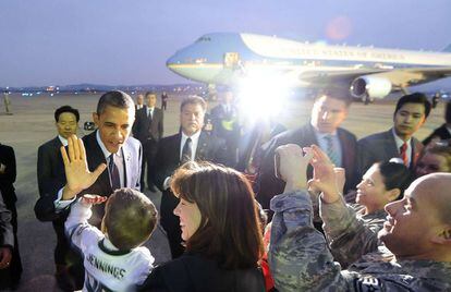 El presidente de EE UU, Barack Obama, se despide de soldados estadounidense antes de embarcar en el Air Force One, en Seúl, Corea del Sur.
