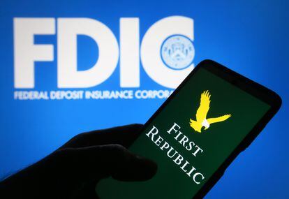 Infografía con el logotipo del banco First Republic y las siglas de la Corporación Federal de Garantía de Depósitos estadounidense (FDIC).