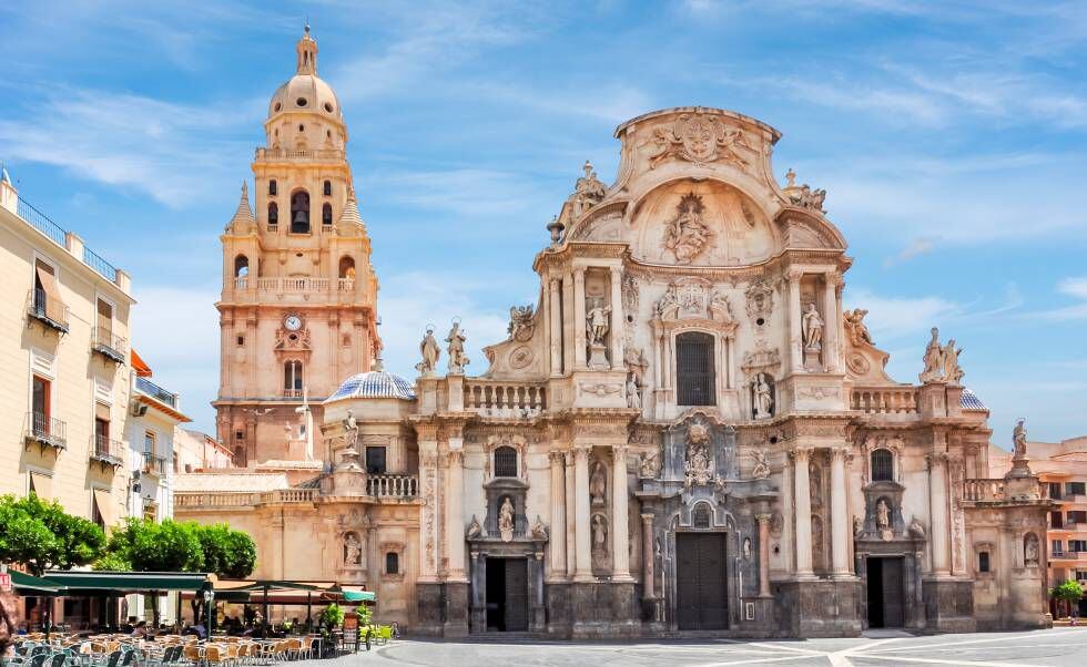 La Santa Iglesia Catedral de Santa María, Catedral de Murcia, es una de las piezas clave del barroco español.
