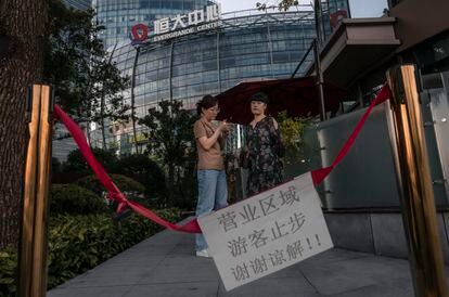Varias personas ante el Centro Evergrande en Shanghái este martes