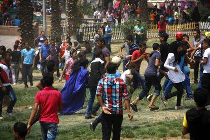 Un grupo de chicas sufre el acoso de decenas de jóvenes en un parque de El Cairo durante la festividad de Aid el Fitr, el 20 de agosto.