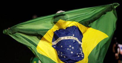 Un manifestante con la bandera de Brasil el 9 de mayo en Brasilia.