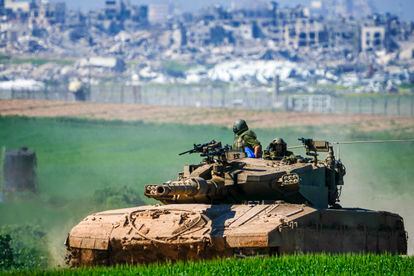 Un tanque israelí en la frontera con la franja de Gaza, este domingo.