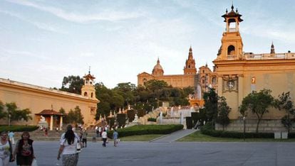 El pabellón de Alfonso XIII, a la izquierda, y Victoria Eugenia, situados a la falda del MNAC