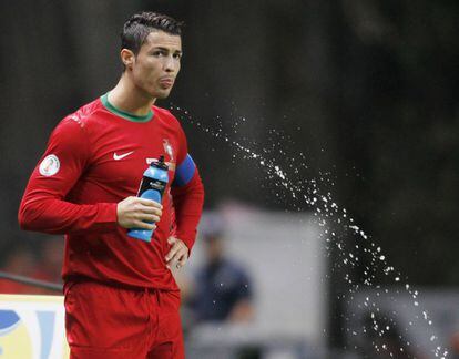 Cristiano Ronaldo bebe agua antes del comienzo del partido ante Azerbayán.