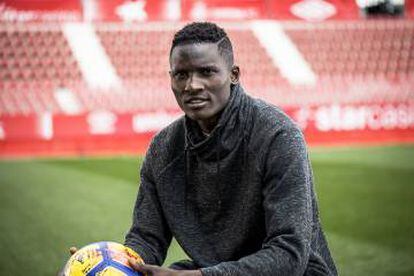 Olunga, con el bal&oacute;n del duelo ante Las Palmas. 