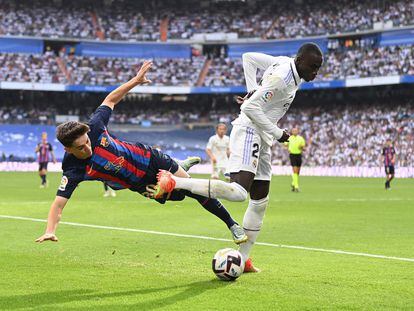 MADRID, SPAIN - OCTOBER 16: Gavi of FC Barcelona battles for possession with Ferland Mendy of Real Madrid during the LaLiga Santander match between Real Madrid CF and FC Barcelona at Estadio Santiago Bernabeu on October 16, 2022 in Madrid, Spain. (Photo by David Ramos/Getty Images)