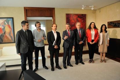 El lehendakari Urkullu recibe a los representantes de la Comisión de Valoración encargados de realizar el informe sobre víctimas de abusos policiales.