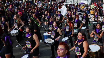 Un grupo de percusión en las protestas en conmemoración del Día Internacional para la Eliminación de la Violencia contra las Mujeres, en Bogotá.