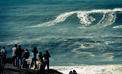 Surfistas sobre las olas gigantes de Nazaré, al norte de Lisboa.