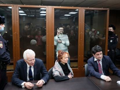 Iliá Yashin hace el gesto de la victoria dentro de un cubículo de cristal en un juzgado de Moscú el 9 de diciembre de 2022.