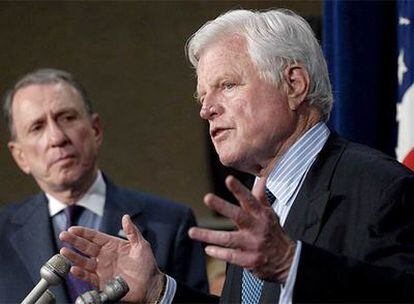 El senador demócrata Edward Kennedy durante una conferencia sobre el acuerdo alcanzado entre demócratas y republicanos para la reforma de la ley de inmigración estadounidense