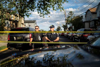 Dos agentes de la policía de Nueva Jersey hacen guardia fuera del edificio en el que vive el presunto atacante de Rushdie.