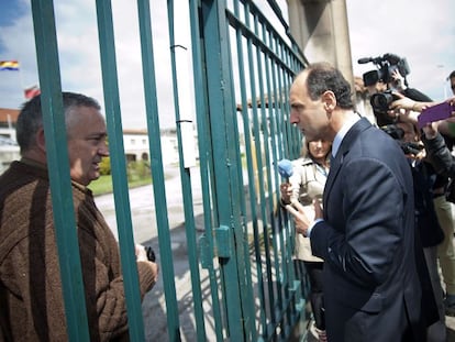 El Presidente de Cantabria e 2014, Ignacio Diego (d) saluda a miembros del comit&eacute; de empresa de Sniace durante un encierro en la planta. 