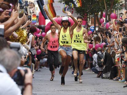 Uno de los participantes en la carrera de tacones de la calle Pelayo, uno de los eventos m&aacute;s tradicionales de la fiestas del Orgullo Gay.