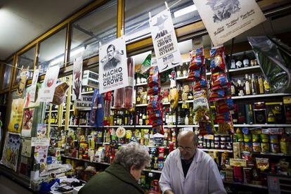 Los carteles en una de las tiendas 