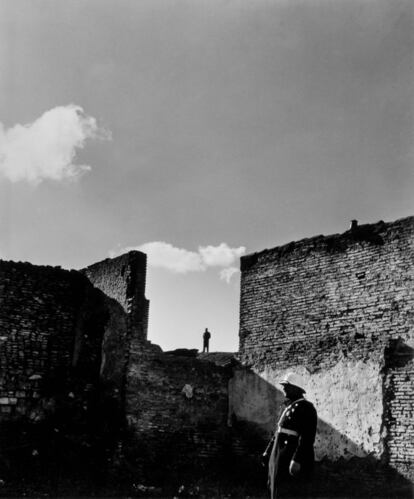 Hombre callado, se abría a sus amigos para compartir sus ideas sobre fotografía. En la imagen, 'Guardia urbano'. Madrid, 1957.