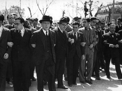 Luis Araquistáin (en el centro, con sombrero y gafas) en la manifestación del 1 de Mayo de 1936 en Madrid. Con él, desde la izquierda, Santiago Carrillo, Francisco Largo Caballero, José Díaz, Trifón Medrano y Juan Gómez Egido (con sombrero).