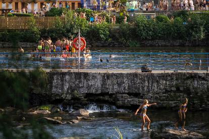 Jóvenes se bañan en el parque del Rio Miño, el miércoles 23 de agosto en Lugo. 
