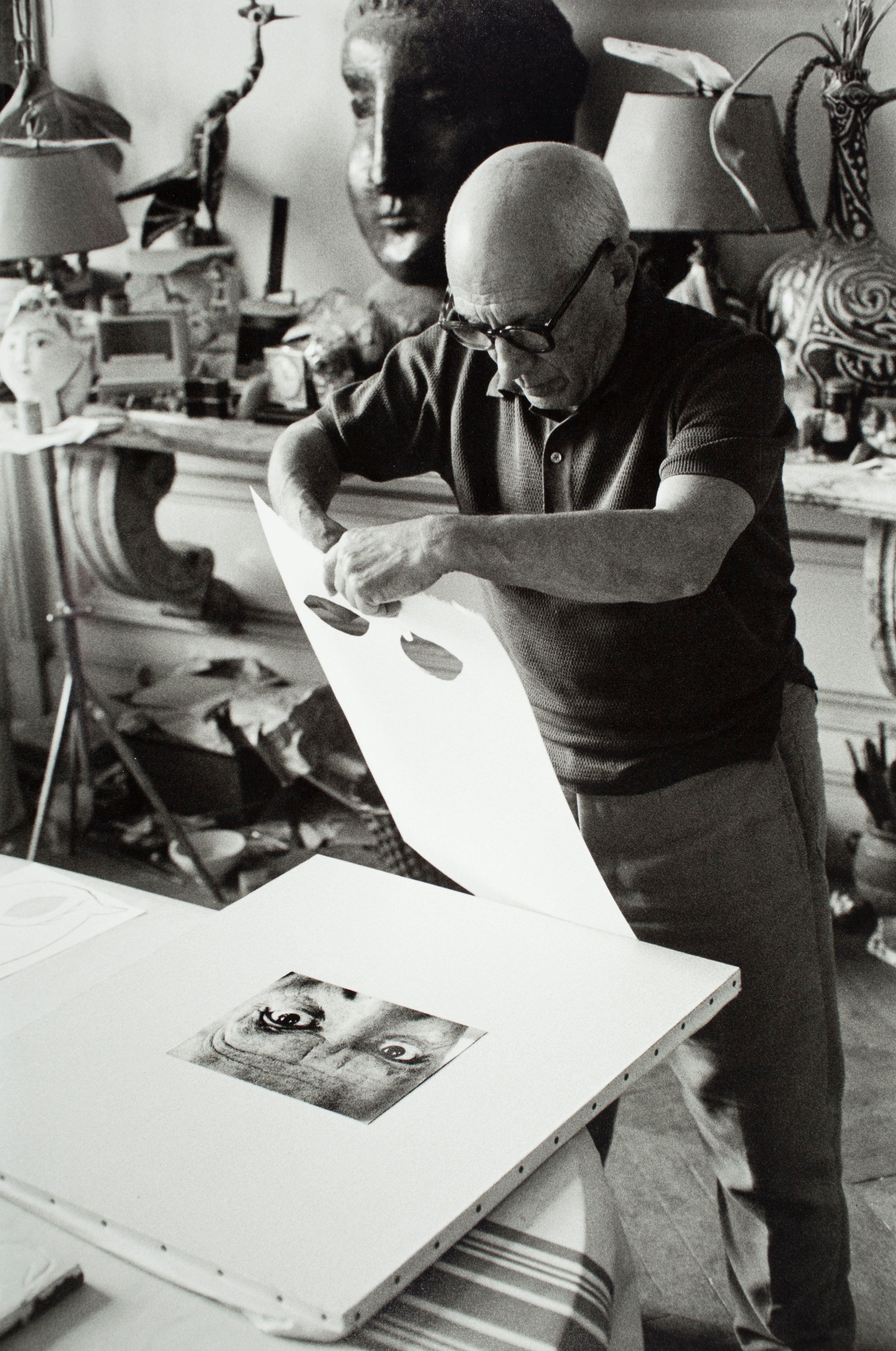 David Douglas Duncan fotografió a Picasso trabajando en la villa en la que vivía, La Californie, en Cannes, en julio de 1957.