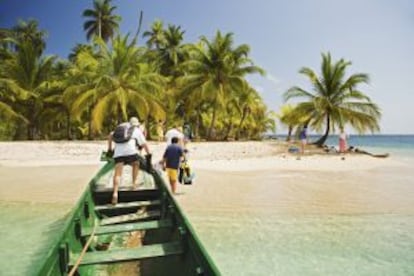 Turistas desembarcando en una isla inhabitada cerca de Playón Chico, en el archipiélago de Kuna Yala (Panamá).