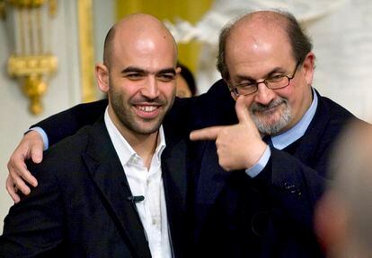 El escritor italiano Roberto Saviano (izquierda) con Salman Rushdie en Estocolmo en noviembre de 2008, cuando se conocieron. 