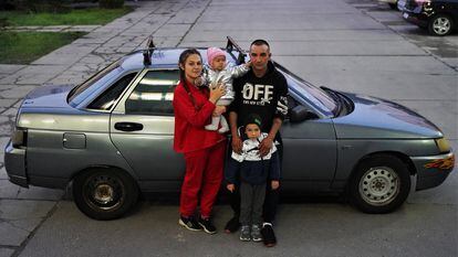 Constantín, Ina y sus hijos Danil y Vladislava posan junto al coche Lada en el que han escapado de la ocupación rusa en la región de Jersón