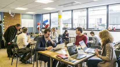 Voluntarios en las oficinas de campaña de Macron en París.