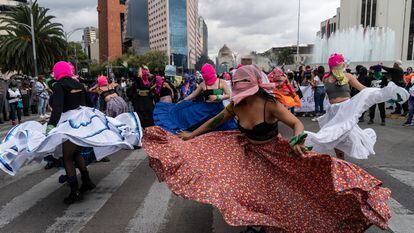 Mujeres del colectivo 'Capuchas Rosas' acompañan la marcha con música y baile, retratadas frente a la fuente del Caballito, este 28 de septiembre.