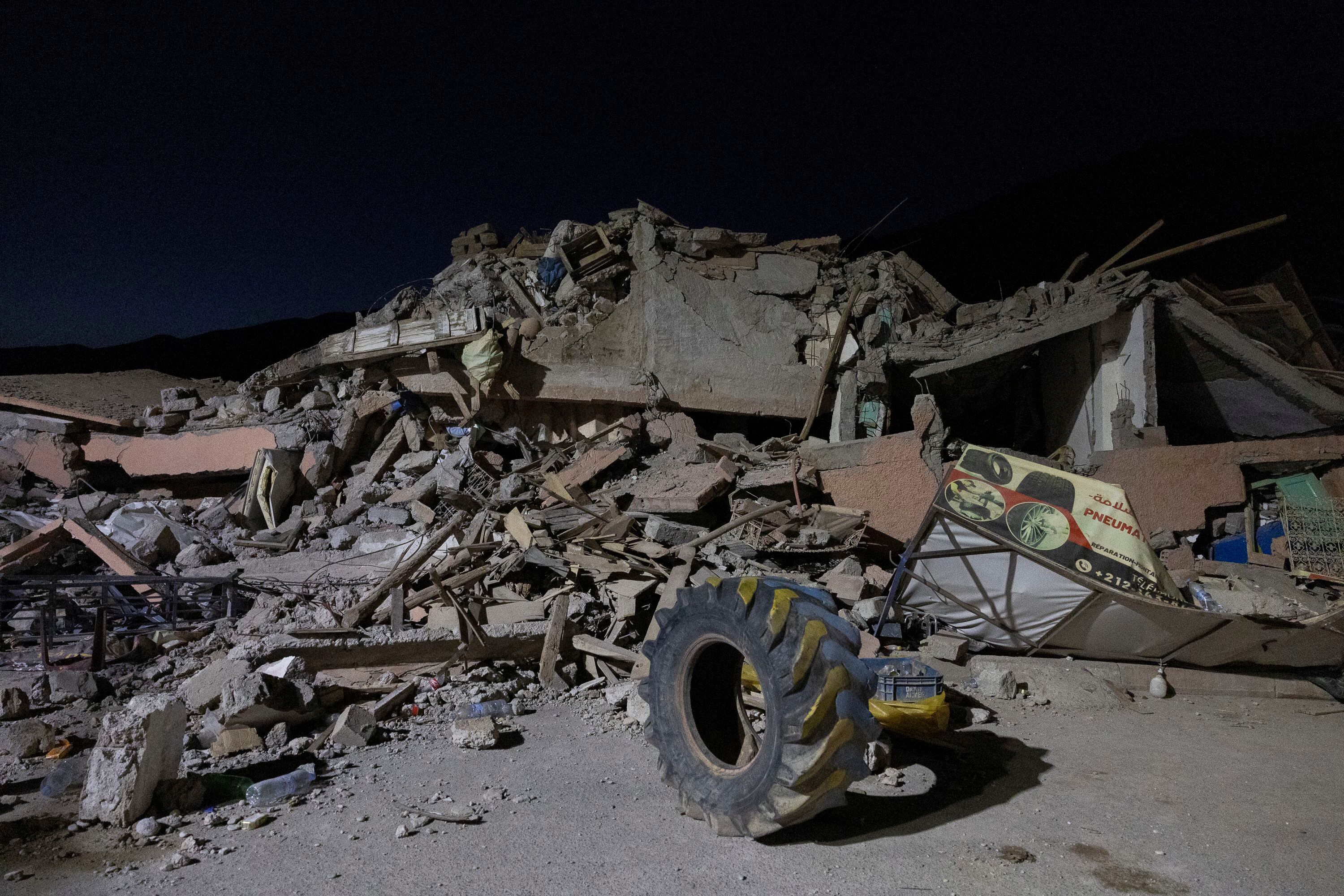 Taller mecánico devastado en Talat N’Yacub, la localidad donde está el campamento de bomberos.