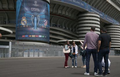 Es la primera final de Champions League que se disputa en Milán desde que el Valencia perdió contra el Bayern de Múnich el partido de 2001. En la imagen, aficionados en las inmediaciones del estadio de San Siro.
