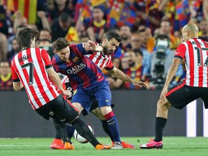 Messi rodeado de defensas del Athletic