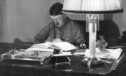 Hitler lee en su despacho de Múnich en 1934.