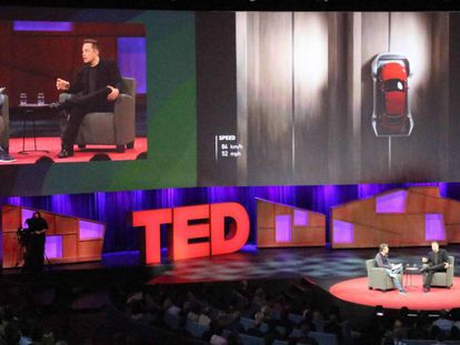 Elon Musk durante la conferencia TED donde ha contado sus planes. En vídeo, la animación que muestra cómo funcionaría la red de túneles ideada por Musk.