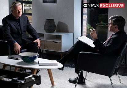 George Stephanopoulos y Alec Baldwin, durante la entrevista.