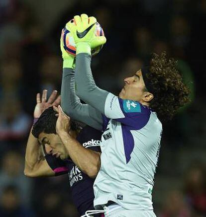 Ochoa sujeta la pelota ante el acoso del barcelonista Luis Suárez durante el último partido del Granada en Los Cármenes.