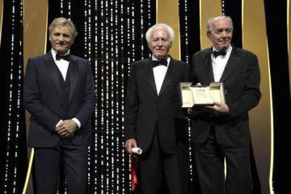Los hermanos Dardenne, con su premio a mejor dirección, junto a Viggo Mortensen que les ha otorgado el director.