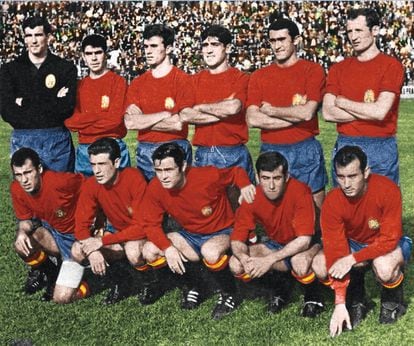 Alineación de la selección española que se enfrentó a Checoslovaquia en la fase de clasificación para la Eurocopa de Italia de 1968 en Praga, perdiendo por 1-0. De izquierda a derecha y de arriba abajo: Iribar, Sanchís Tonono, Reija, Pirri, Gallego, Amancio, Grosso, Marcelino, Adelardo y José María.