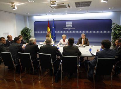 La vicepresidenta Fernández de la Vega y la ministra Espinosa, durante la reunión mantenida con los armadores en La Moncloa.