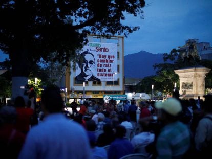 Cientos de personas se concentran en la plaza de Gerardo Barrios en San Salvador para celebrar la canonización de Óscar Arnulfo Romero.