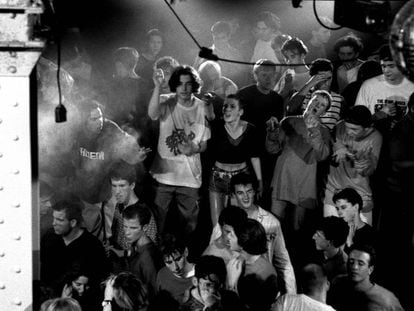Varias personas bailan en el club The Haçienda, en Manchester, en 1989.