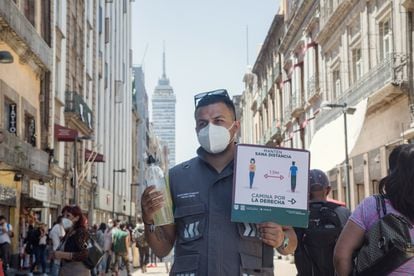 Un trabajador del Gobierno ofrece gel antibacterial a los transeúntes del centro de Ciudad de México, el pasado martes.
